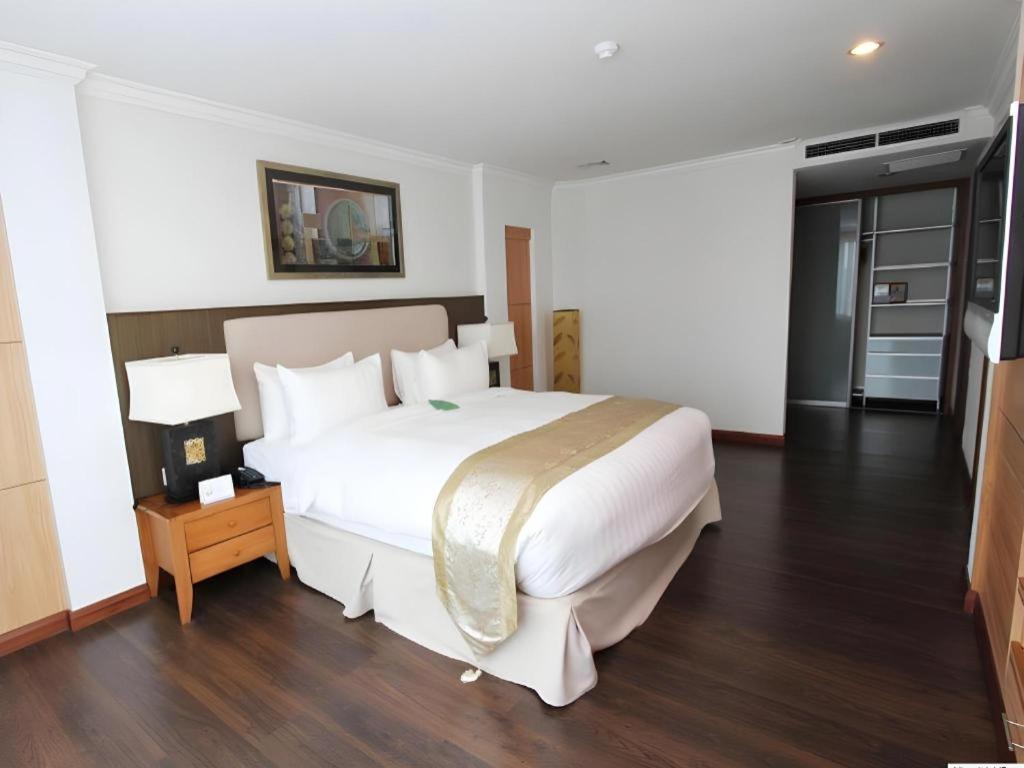 Plaza Sutera Biru Hotel Kuala Belait Buitenkant foto